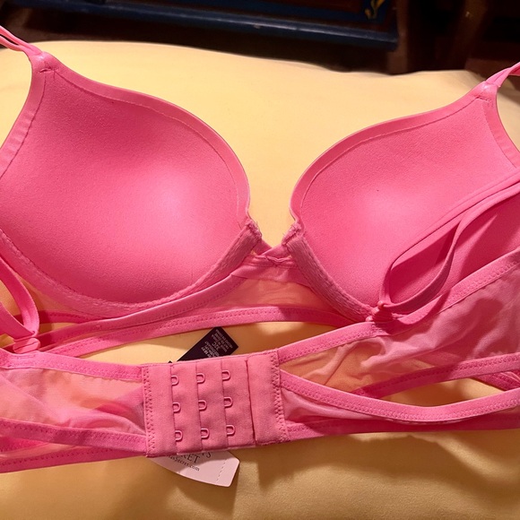 NWT - Victoria’s Secret Very Sexy push up bra.  Size 32C - Picture 3 of 3
